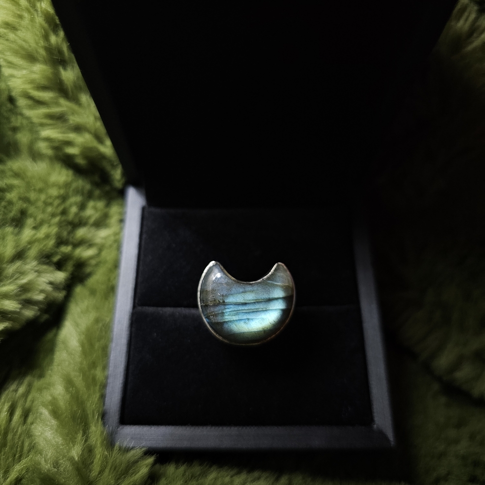 Large Crescent Moon Labradorite Silver Ring - Picture 3 of 5